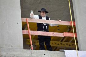 Roland Hödl, Fa. Dupré, lässt das neue Institutsgebäude des ZSW beim Richtfest hochleben (Foto: ZSW) 