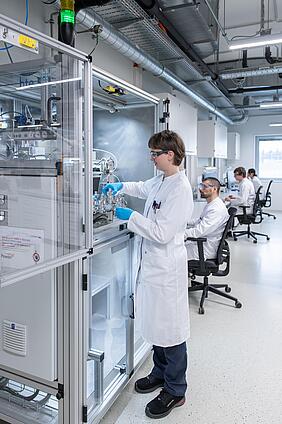 Forschende des ZSW in der Pilotanlage Powder‑Up!: Im Projekt Medicell entwickeln sie wiederaufladbare Spezialbatterien für tragbare Medizintechnik