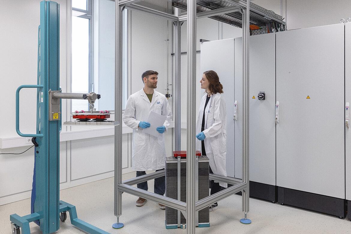 THE »GENERIC FUEL CELL STACK« as 250 kW fuel cell stack for a heavy goods vehicle consists of 600 individual cells.