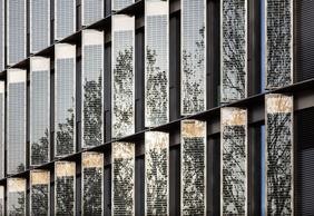 Detail der Photovoltaik-Fassade am 'Rathaus im Stühlinger' in Freiburg. (Foto: ingenhoven architects H.G. Esch)