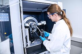 In-situ-XRD (im Bild) ermöglicht die Analyse von Pha-senübergängen und Kristallstrukturänderungen. 