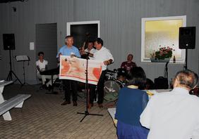 Den UECT Award erhielt Klaus Brandt, ein langjähriger Wegbereiter der Batterieszene. v. l.: K. Brandt (Lithium Battery Consultant), W. Tillmetz (ZSW)
