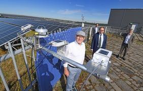Minister Winfried Hermann und Flughafen Geschäftsführer Walter Schöfer betrachten am 27.07.2020 die neue Wolkenmessanlage an der Solaranlage des Flughafen Stuttgarts auf dem Boschparkhaus. Copyright: Kraufmann, Flughafen Stuttgart GmbH
