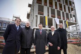 V.l.n.r.: Erster Bürgermeister der Landeshauptstadt Stuttgart, Michael Föll, Prof. Dr. Michael Powalla, ZSW, Dr. Nils Schmid, Minister für Finanzen und Wirtschaft, Prof. Dr. Frithjof Staiß, ZSW, Prof. Dr. Christian H. Mohrdieck, Daimler AG (Foto: ZSW)