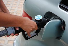 Brennstoffzellen-Fahrzeug tankt an der Wasserstoff-Tankstelle am ZSW in Ulm. Fotos: ZSW/Bosa