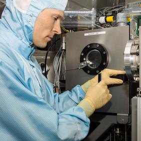 ZSW-Forscher im Labor mit Weltrekordsolarzelle (Foto: ZSW)