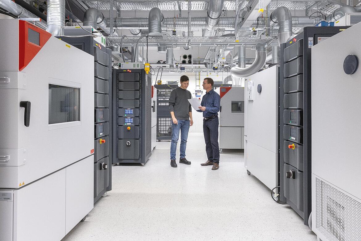 Laboringenieure am ZSW Ulm überwachen Batterietests an Zellen.