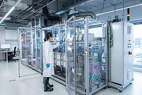Wissenschaftlerin entwickelt Syntheserouten für Batteriematerialien an einer hochautomatisierten Anlage