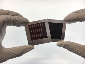 Tandemsolarmodul aus teiltransparentem Perowskit (links) und CIGS (rechts). Foto: ZSW