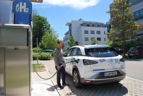 Langfristig wird das Wasserstofffahrzeug das Feld übernehmen, das der Diesel gerade verlässt. Brennstoffzellenfahrzeug tankt an  einer H2-Tankstelle am ZSW in Ulm.