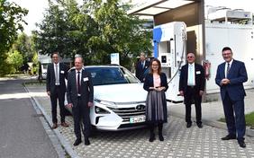 v. l. n. r.: Markus Hölzle (ZSW), Michael Weber (Uni Ulm), Ludwig Jörissen (ZSW), Ronja Kemmer, Frithjof Staiß (ZSW), Stefan Kaufmann (BMBF)