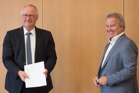 Prof. Dr. Michael Powalla, ZSW-Vorstandsmitglied, und Umweltminister Franz Untersteller bei der Übergabe des Förderbescheids.