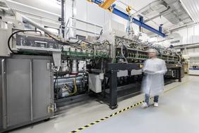 Künstliche Intelligenz und maschinelles Lernen können künftig auch die Herstellung von CIGS-Solarmodulen optimieren. ZSW-Forscher an Beschichtungsanlage für CIGS-Dünnschicht-Solarmodule.  Fotos: ZSW