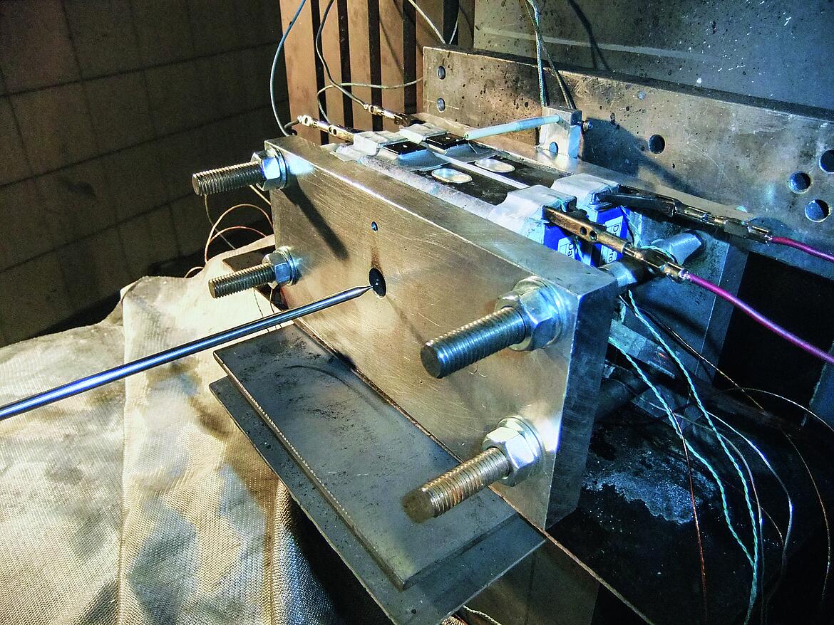 Nageltest an einer Batterie im Testbunker.