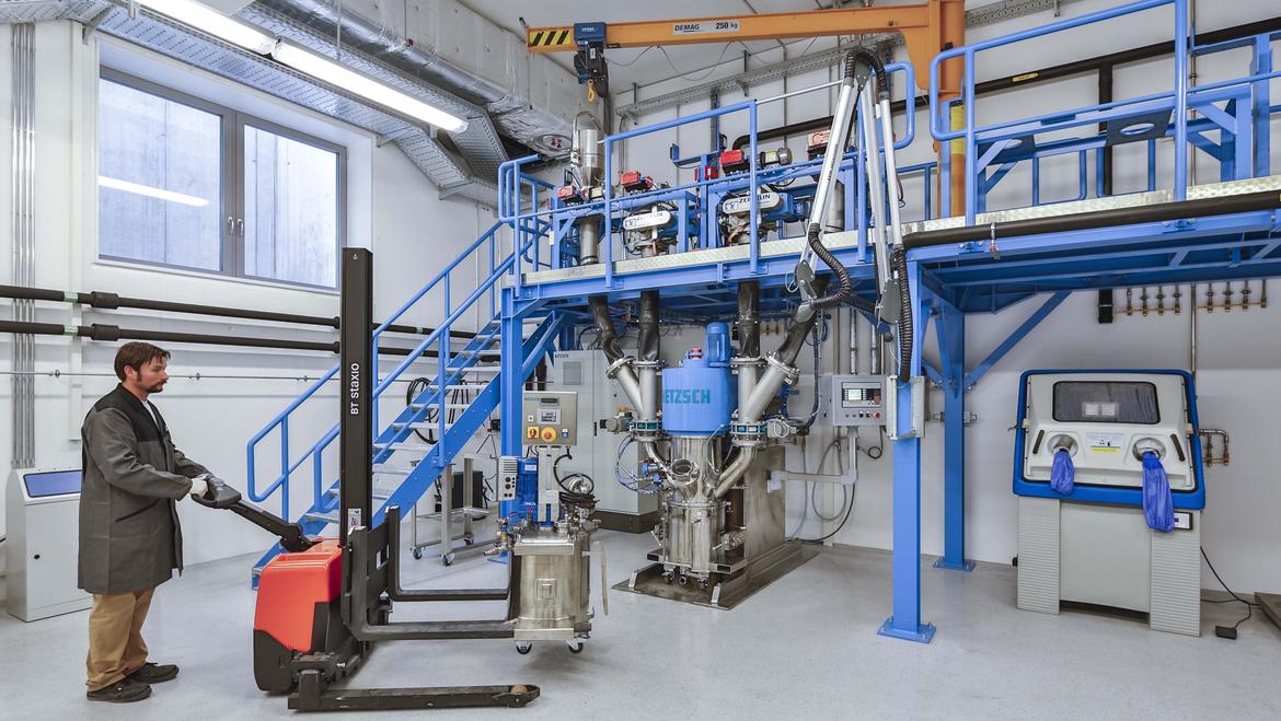 Moderne thermostatisierbare Mischanlage, speziell für die Pastenherstellung in der Batteriefertigung mit 60-Liter-Kapazität.