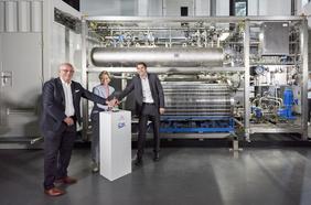 Einweihung der Elektrolyseanlage mit Prof. Frithjof Staiß, Ministerin Dr. Nicole Hoffmeister-Kraut und Dr. Marc-Simon Löffler