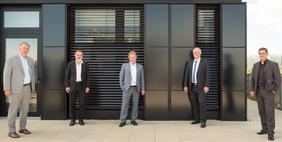 Markus Müller (Präsident AKBW), Prof. Dr. Andreas Bett (Institutsleiter Fraunhofer ISE), Umweltminister Franz Untersteller, Prof. Dr. Michael Powalla (ZSW-Vorstand) und Prof. Dr. Thomas Stark (HTWG) vor der Solarfassade des ZSW in Stuttgart. (Foto: ZSW)