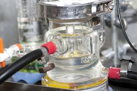 Einblick in die Elektrochemie-Forschung: Mit dem Drei-Elektrodenaufbau lassen sich Prozesse an der Elektrode oder an Elektrolyt-Grenzschichten auflösen. Foto: Elvira Eberhardt/Uni Ulm