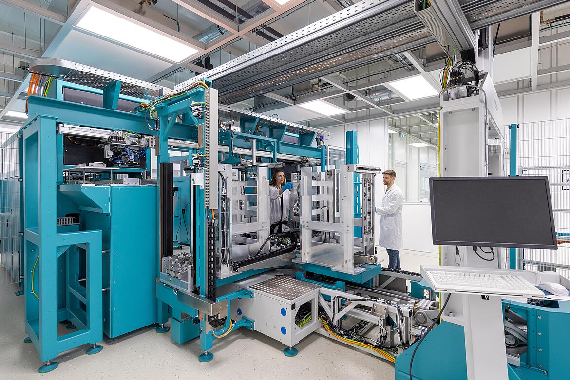 Automatisierte Fertigungstechnologie für Brennstoffzellenstacks: Die neue Stapelanlage im HyFaB am ZSW in Ulm.
