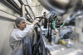 Künstliche Intelligenz und maschinelles Lernen können künftig auch die Herstellung von CIGS-Solarmodulen optimieren. ZSW-Forscher an Beschichtungsanlage für CIGS-Dünnschicht-Solarmodule.  Fotos: ZSW