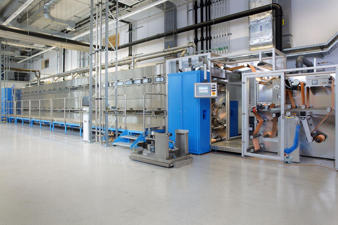 Beschichtungsanlage zur beidseitigen Elektrodenbeschichtung (400 mm Beschichtungsbreite max., 30 m/min. Bandgeschwindigkeit, verschiedene Auftragssysteme). ©ZSW