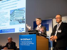 Rutger Schlatmann (HZB) und Michael Powalla (ZSW) begrüßen die Teilnehmer des IW-CIGSTech 7.