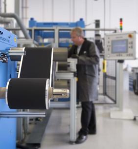Verdichtung der Elektrodenschichten über Kalander. Bild: ZSW/ M. Duckek. 