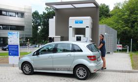 Brennstoffzellen-Fahrzeug tankt an der Wasserstoff-Tankstelle am ZSW in Ulm. Fotos: ZSW