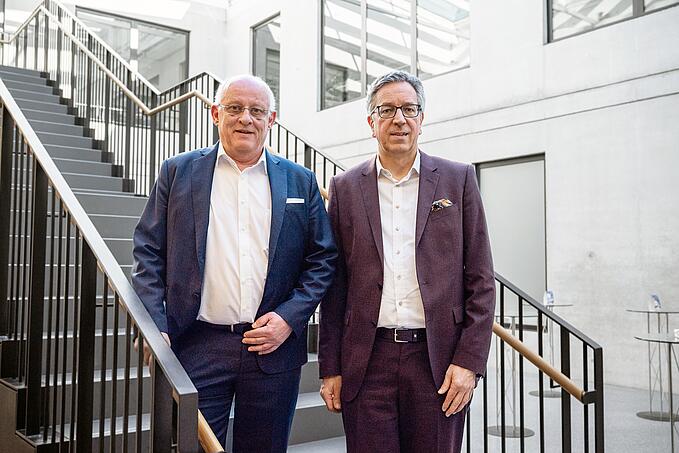 Portrait photo of the ZSW Executive Board in front of a staircase