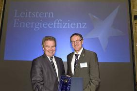 Umweltminister Franz Untersteller (links) überreichte Böblingens Landrat Roland Bernhard den Leitstern für den Gesamtsieg.