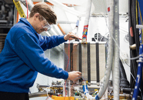 Hochleistungsbrennstoffzelle im Teststand. ZSW und deutsche Automobil- und Zulieferindustrie schaffen mit „Autostack-Industrie“ die Basis für die Brennstoffzellen-Serienfertigung.