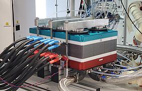 Abgebildet ist der 15-zellige Demonstrator im Teststand in HyFaB.