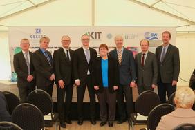 v.l. Prof. Maximilian Fichtner (HIU, Direktor CELEST, POLiS), Prof. Holger Hanselka (Präsident KIT), MD Ulrich Steinbach (Amtschef MWK), Staatssekretär Christian Luft (BMBF), Dr. Margret Wohlfahrt-Mehrens (ZSW, CELEST, POLiS), Prof. Helmut Ehrenberg (KI