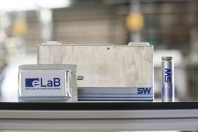 Im ZSW Labor für Batterietechnologie (eLaB) können Prototypen im 18650-Format (rechts), Pouch-Format (links) oder PHEV-1-Format (Mitte) erforscht und entwickelt werden. Foto: ZSW