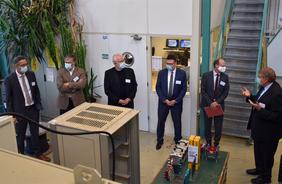 Laborrundgang mit Dr. Stefan Kaufmann (2. .v re.) bei seinem Besuch im ZSW in Ulm.