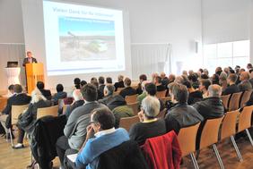 Neben vielen Elektro-Fahrzeugen auf dem Münsterplatz gab es für die Besucher Infostände, Vorträge, Workshops und eine Podiumsdiskussion im Stadthaus.