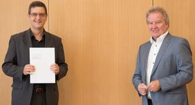 Prof. Dr. Thomas Stark, Hochschule Konstanz für Technik, Wirtschaft und Gestaltung (HTWG), und Umweltminister Franz Untersteller bei der Übergabe des Förderbescheids