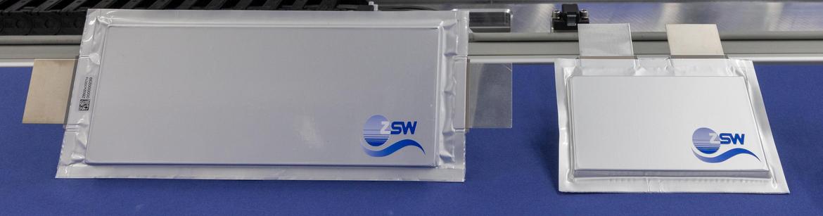 Darstellung einer beeindruckenden 80 Ah Pouch Zelle, die im ZSW hergestellt wird – ein einzigartiges Merkmal in der aktuellen Forschungslandschaft.