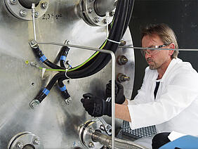 Einbau eines Elektrolysestacks im 100 Kilowatt Maßstab.  Copyright Foto: ZSW / Goetsch Media