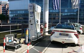 Probennahme an Wasserstofftankstelle (Foto ZBT)