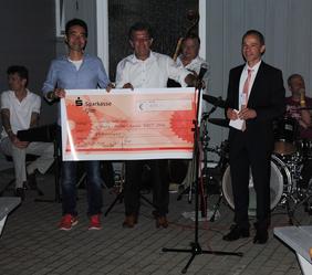 1. Preis UECT Poster Award: "High energy density Li-ion batteries with Si-based anodes and LiNi0.5Mn0.3Co0.2O2 cathodes", Dong-hwan Yoon (ZSW). v. l.: D. Yoon (ZSW), Werner Tillmetz (ZSW), Mario Wachtler (ZSW)