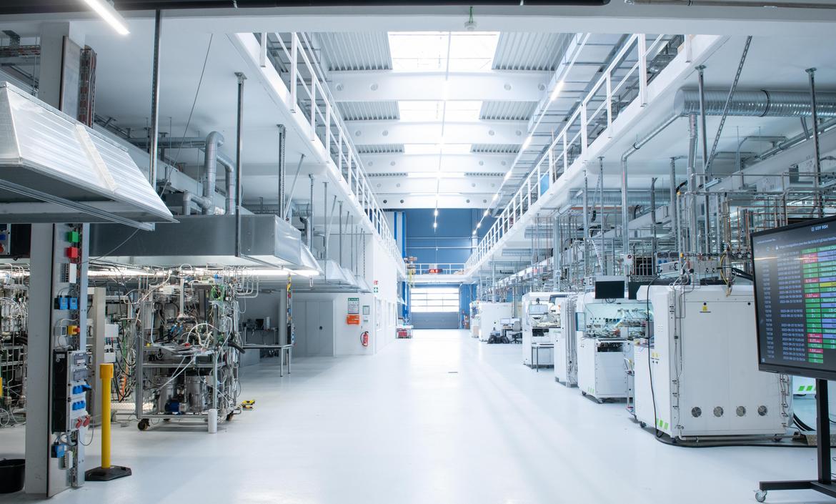 In der HyFaB werden Brennstoffzellen-Stacks, -Systeme und -Systemkomponenten vollautomatisch getestet und weiterentwickelt.