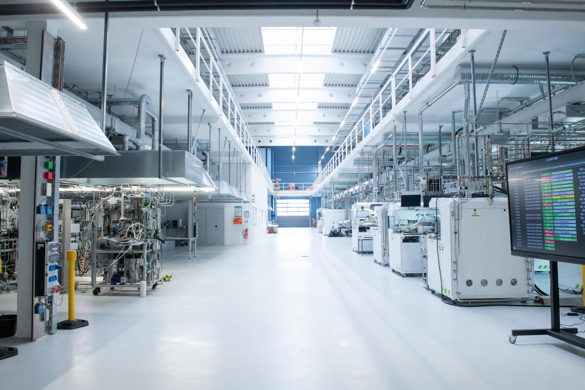 At HyFaB, fuel cell stacks, systems and system components are tested and further developed fully automatically.