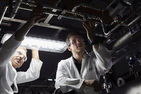 Blick in die Elektrolyseanlage am ZSW