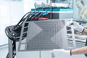 EM-Brennstoffzellen-Stack mit 1.300 Quadratzentimetern Aktivfläche: Abgebildet ist die 1.300 Quadratzentimeter große grafitische Bipolarplatte.