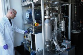 ZSW researcher working on Direct Air Capture technology