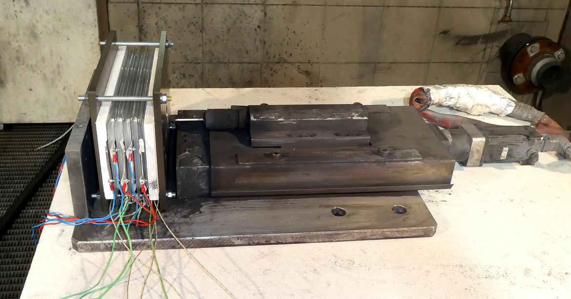 5s1p-Zellstack vorbereitet für den Propagationstest, Anregung per Nagel-Penetration.
