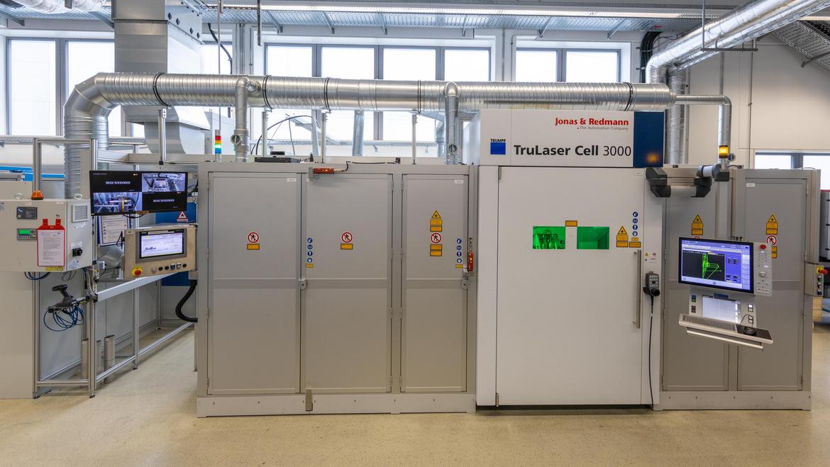 Hochmoderne Laserschneidanlage zum präzisen Zuschneiden von verdichteten Elektrodenbändern in der Batterieproduktion.