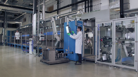Beschichtungsanlage zur Erforschung der seriennahen Produktion von großen Lithium-Ionen-Zellen am ZSW.