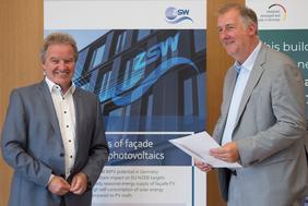 Umweltminister Franz Untersteller übergibt den Förderbescheid an Markus Müller, Präsident der Architektenkammer Baden-Württemberg AKBW